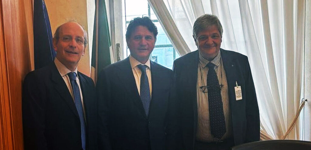 il Presidente di AMOlp (Associazione Medici e Odontoiatri liberi professionisti) Sergio Di Martino e il Vice Presidente di AFI (Associazione Flebologica Italiana) Gianluigi Rosi sono stati ricevuti presso gli uffici del Senato dal Presidente della Commissione Bicamerale per le Questioni Regionali, il Senatore Francesco Silvestro.