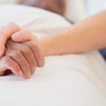 Parkinson: il 74% dei caregiver presta assistenza ogni giorno, ma solo il 14% riceve aiuti economici