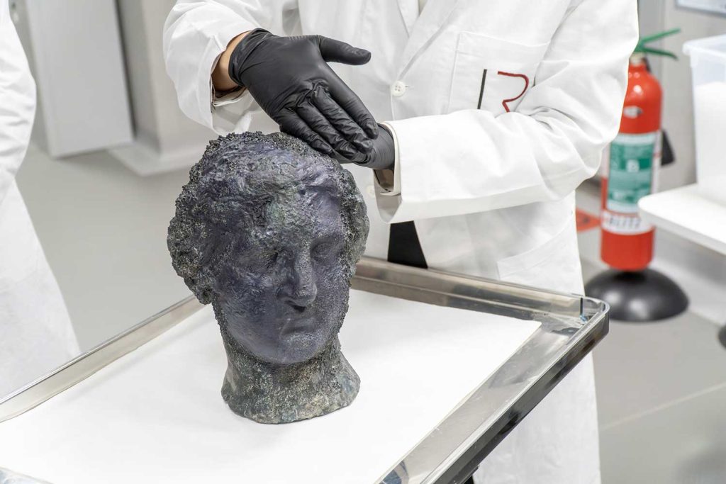 Al Paideia International Hospital la TAC su una testa bronzea proveniente da San Casciano dei Bagni